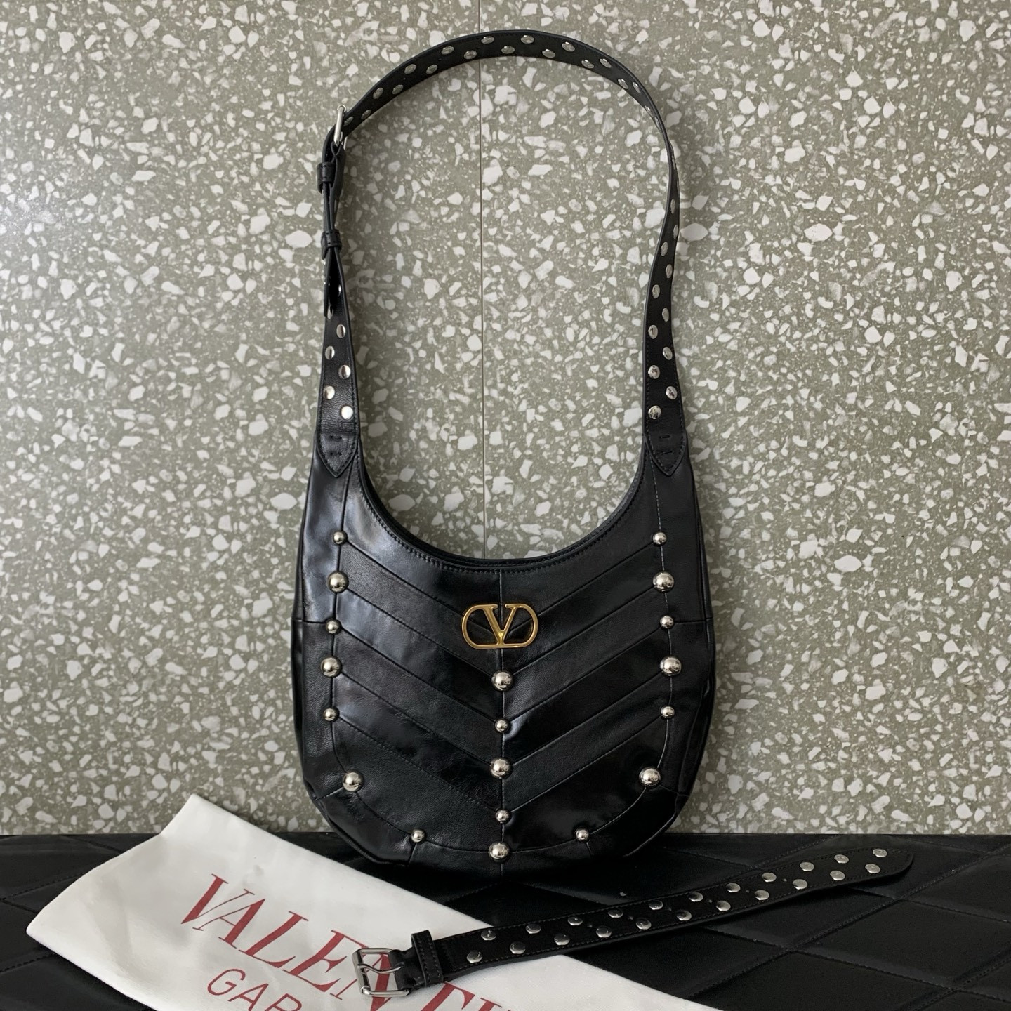 Va1e*ntin0 Garavani Hoboho Small Hobo Bag 28x21.5x3cm