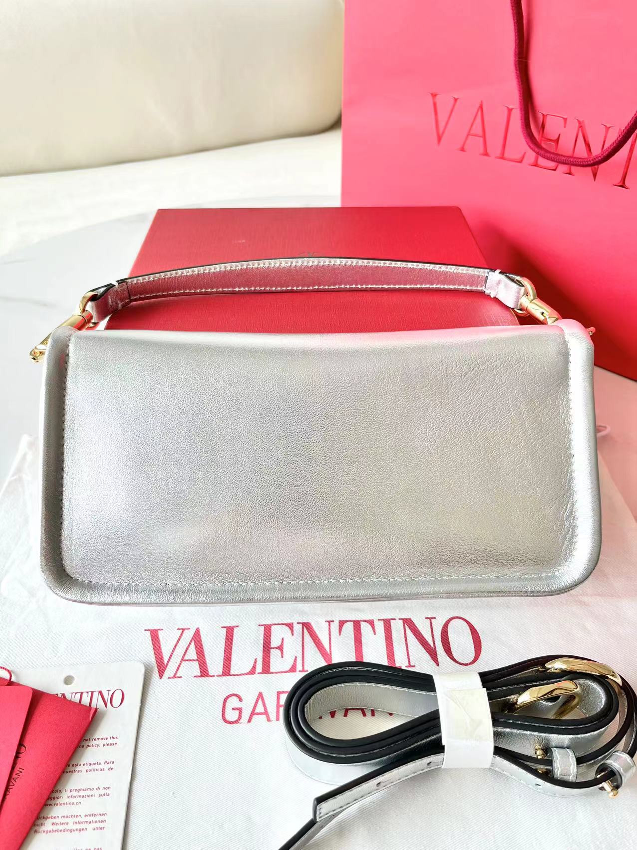 Va1e*ntin0 Garavani VLogo 1960 Shoulder Bag 26x13x9cm