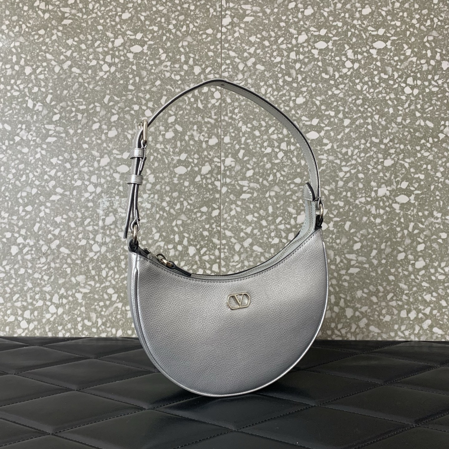 Va1e*ntin0 VLogo Signature Mini Hobo Bag 20x12x4cm