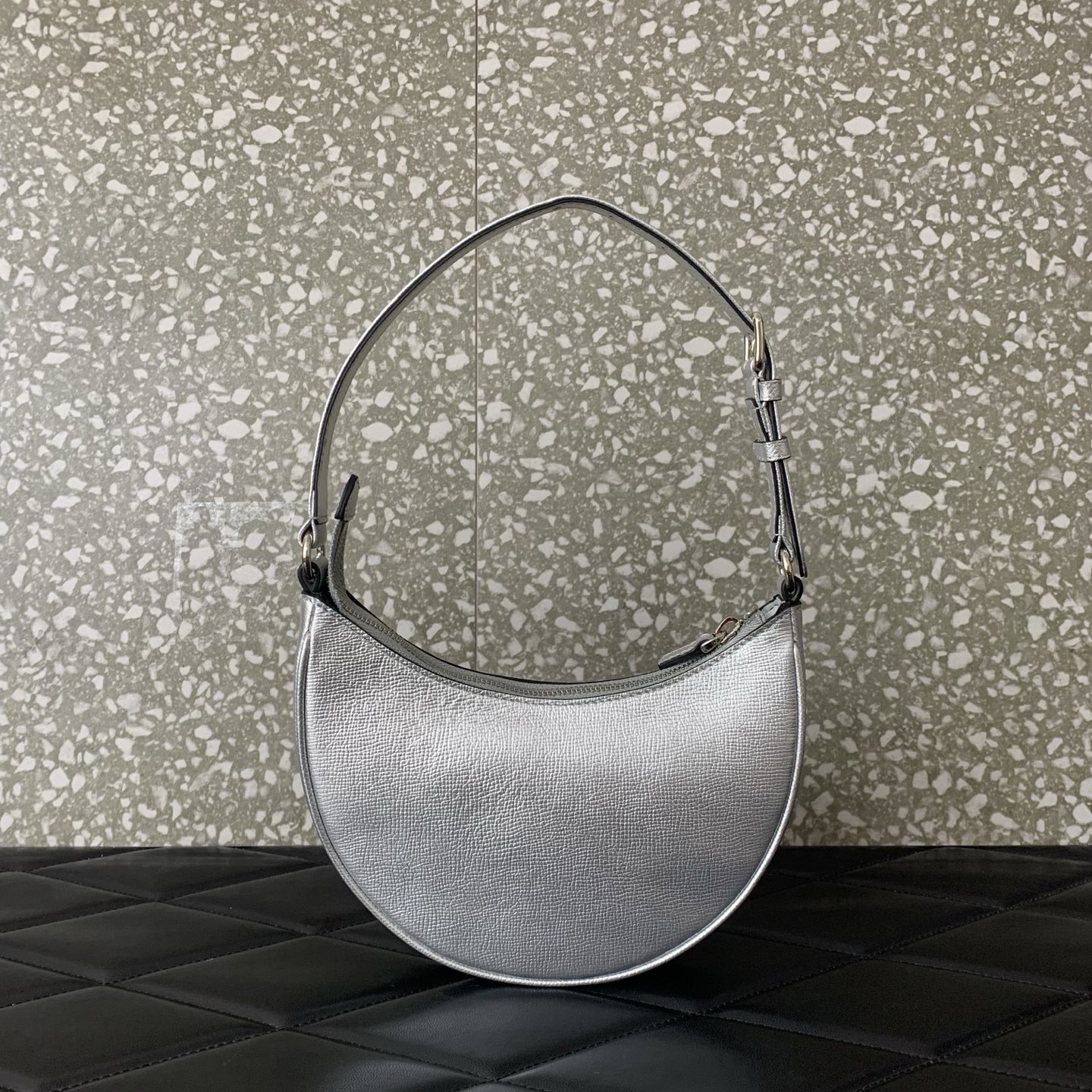 Va1e*ntin0 VLogo Signature Mini Hobo Bag 20x12x4cm