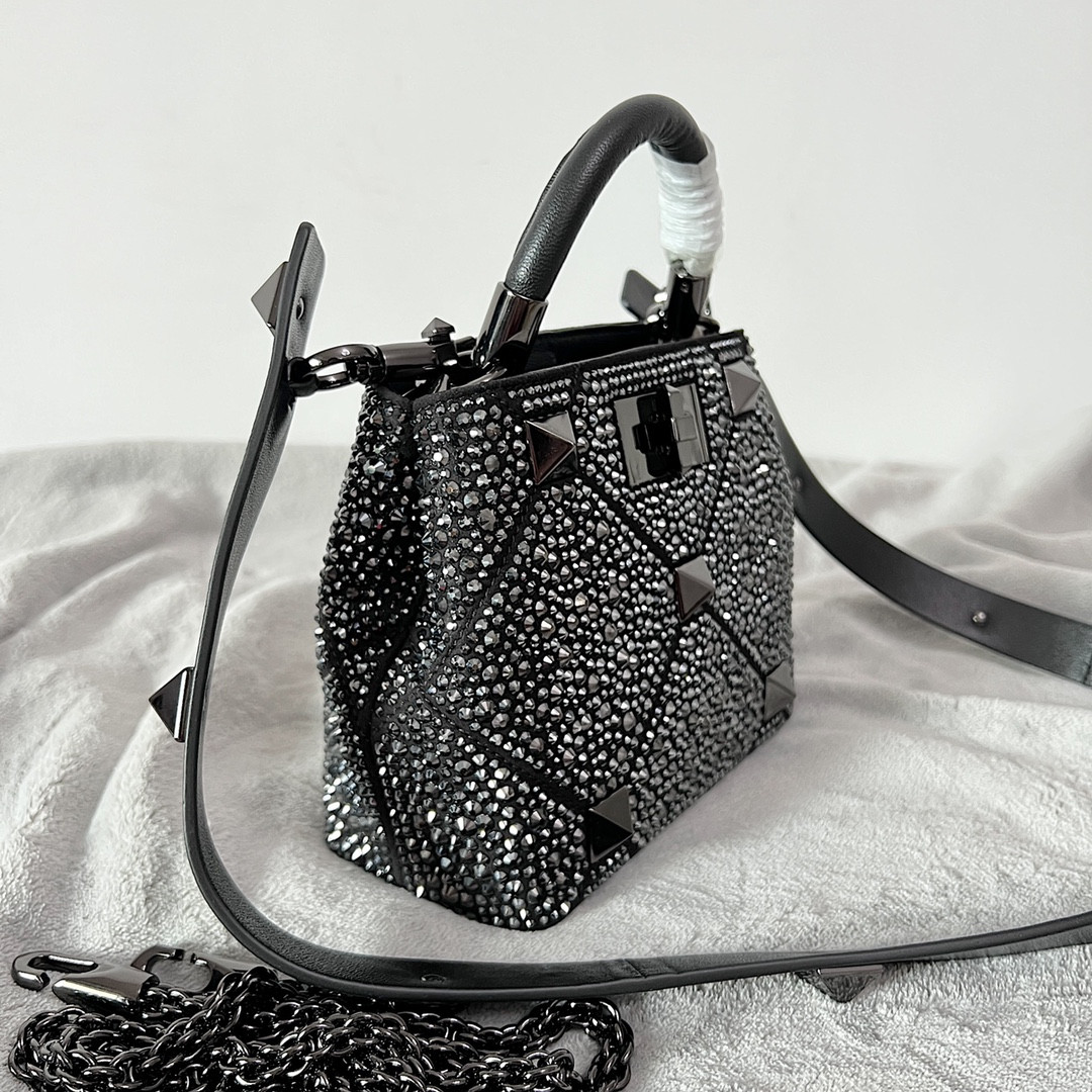 Va1e*ntin0 Garavani Roman Stud Bag 20x15x9cm