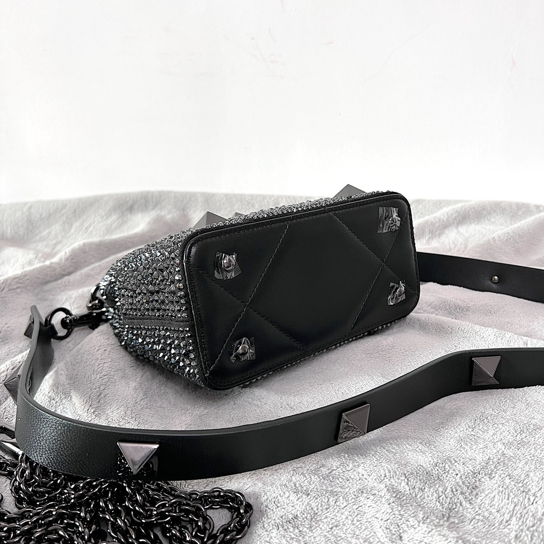 Va1e*ntin0 Garavani Roman Stud Bag 20x15x9cm