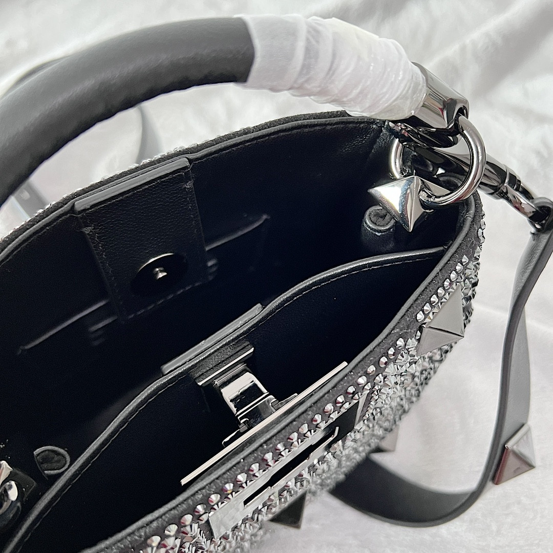 Va1e*ntin0 Garavani Roman Stud Bag 20x15x9cm