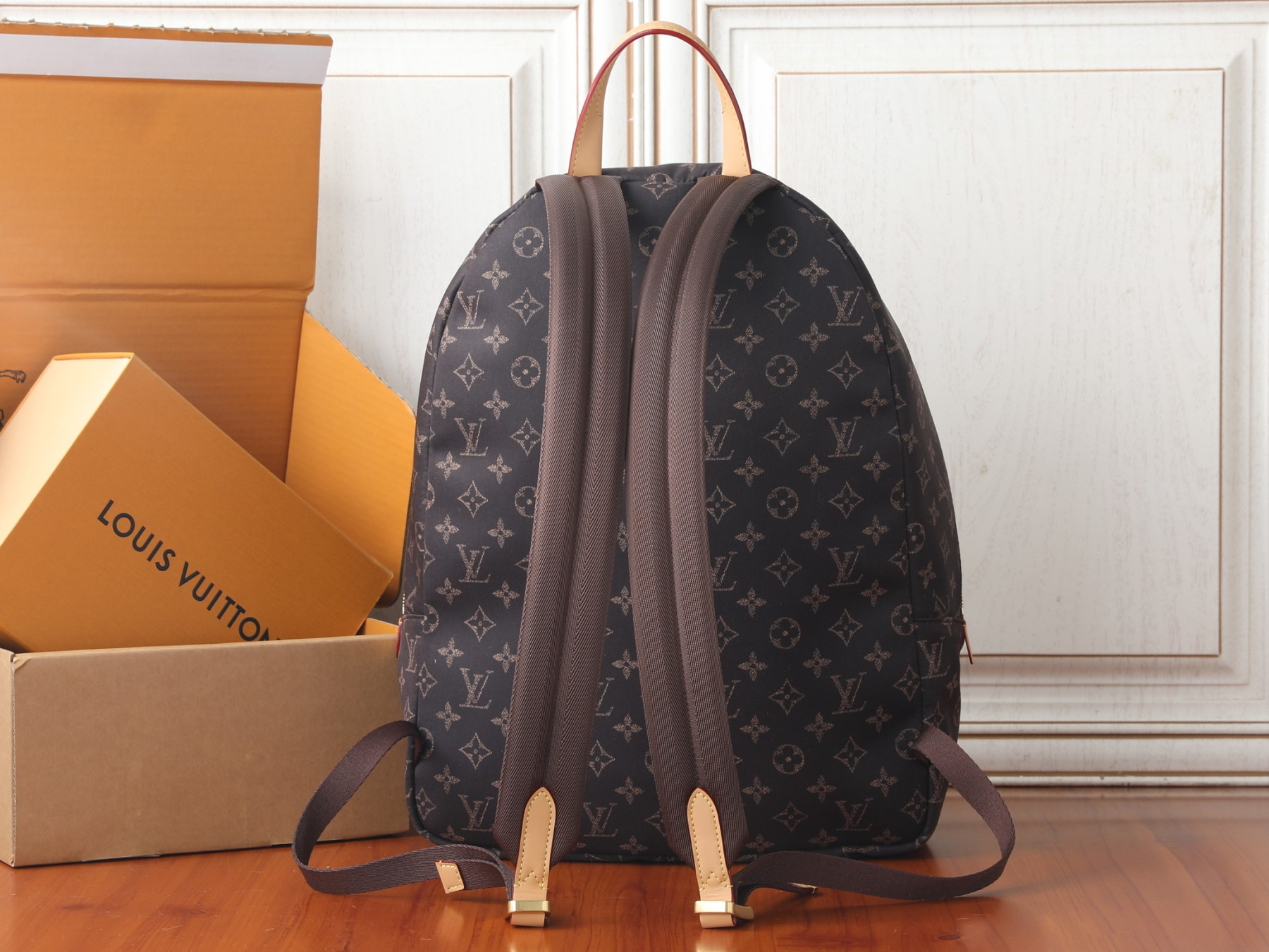 LV Track Backpack MM L0vis Vvtt0n Silk Tech M2A456 34 x 46 x 21 cm