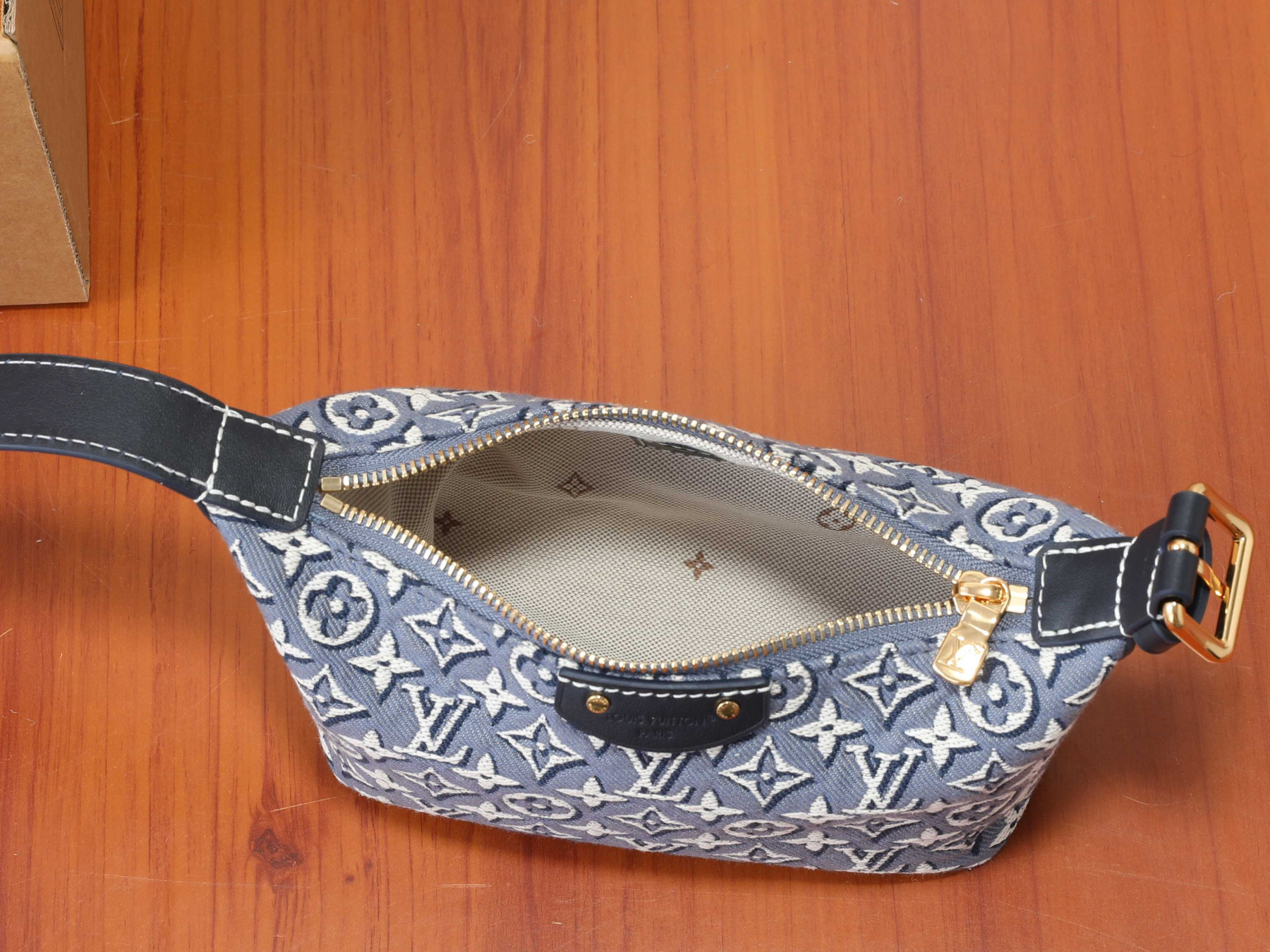 LV Pochette Hills M2A155 18.5x11x6.5cm