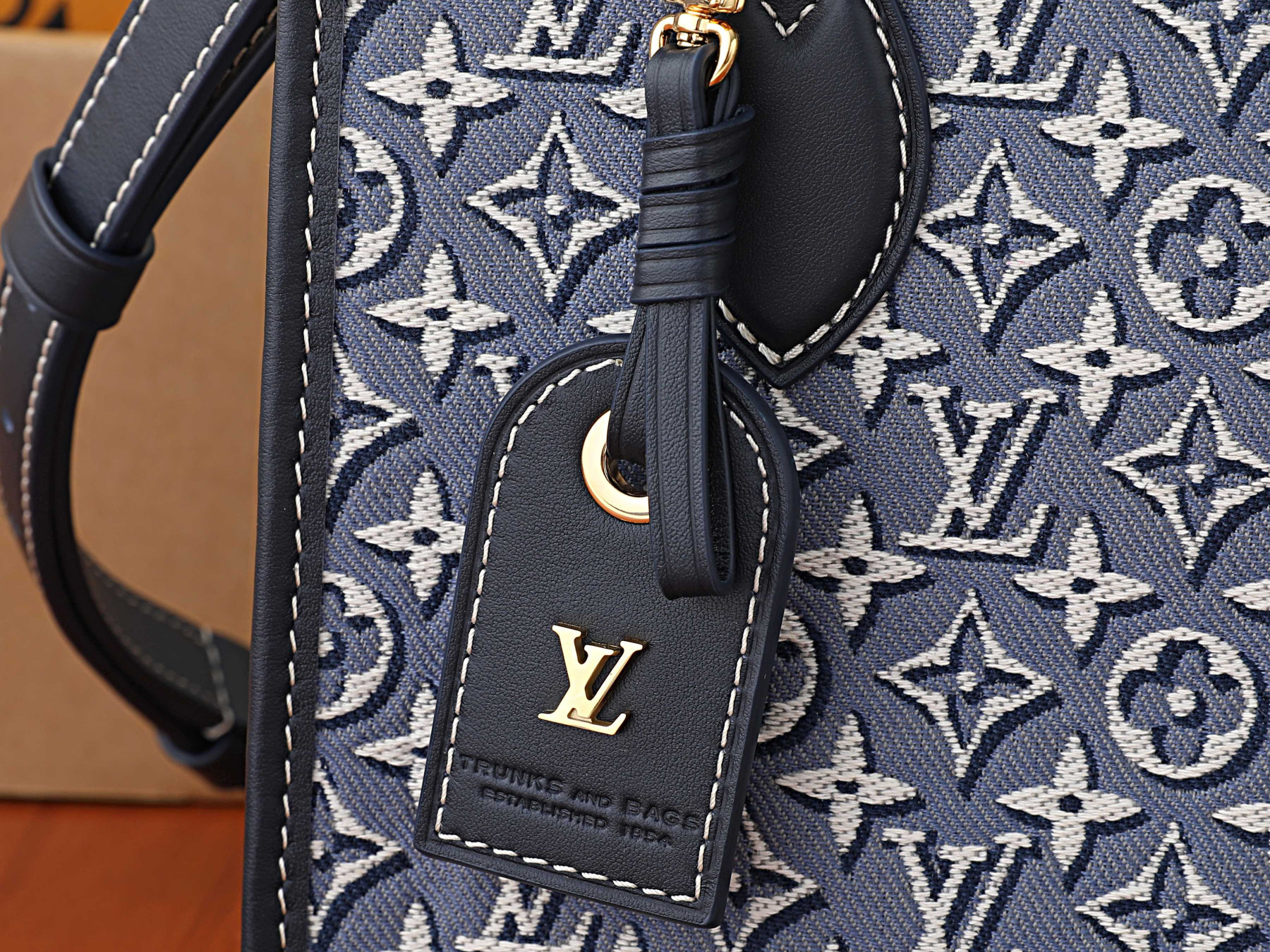 LV OnTheGo PM M2A097 25 x 19 x 11.5 cm