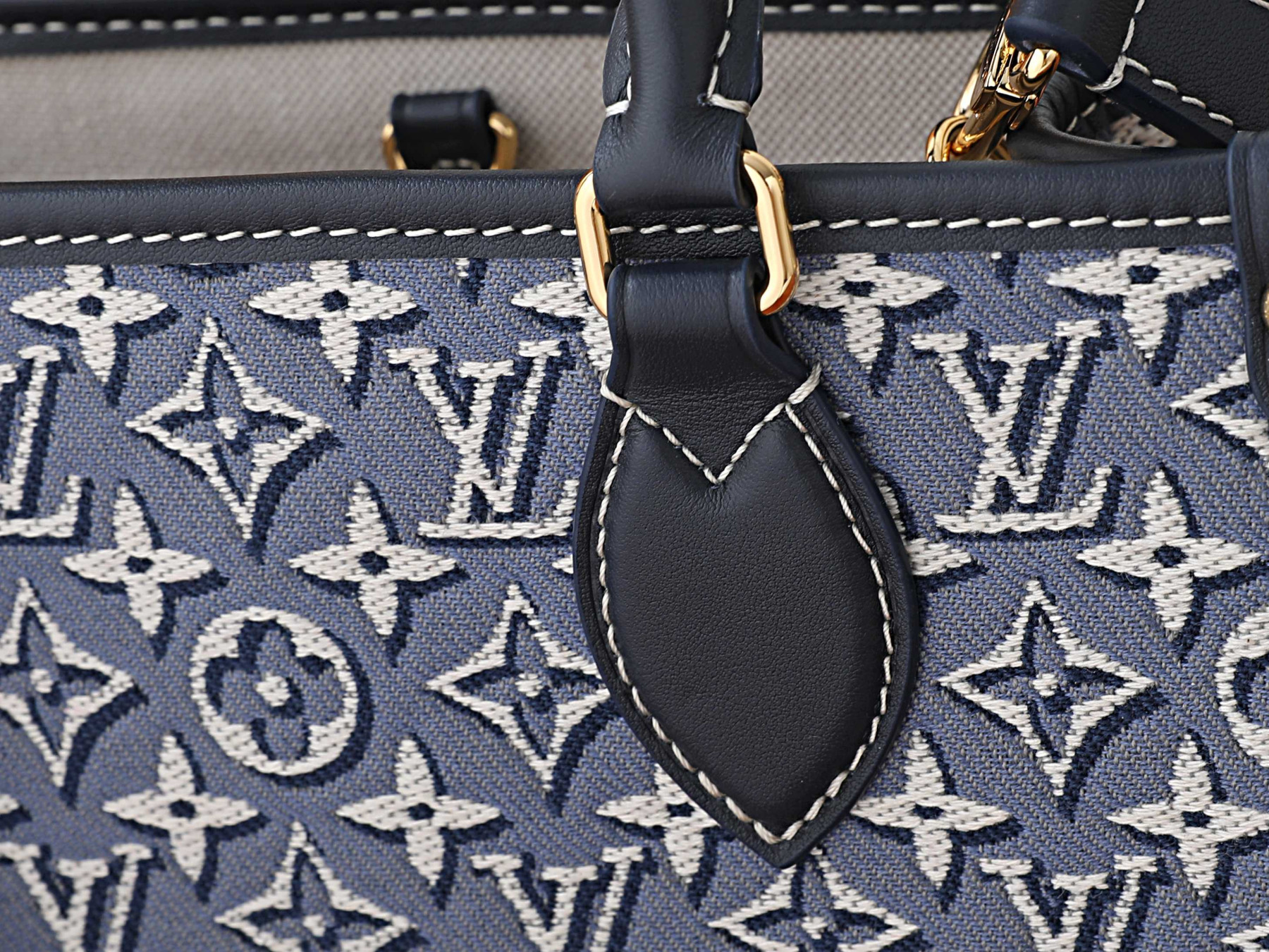 LV OnTheGo PM M2A097 25 x 19 x 11.5 cm