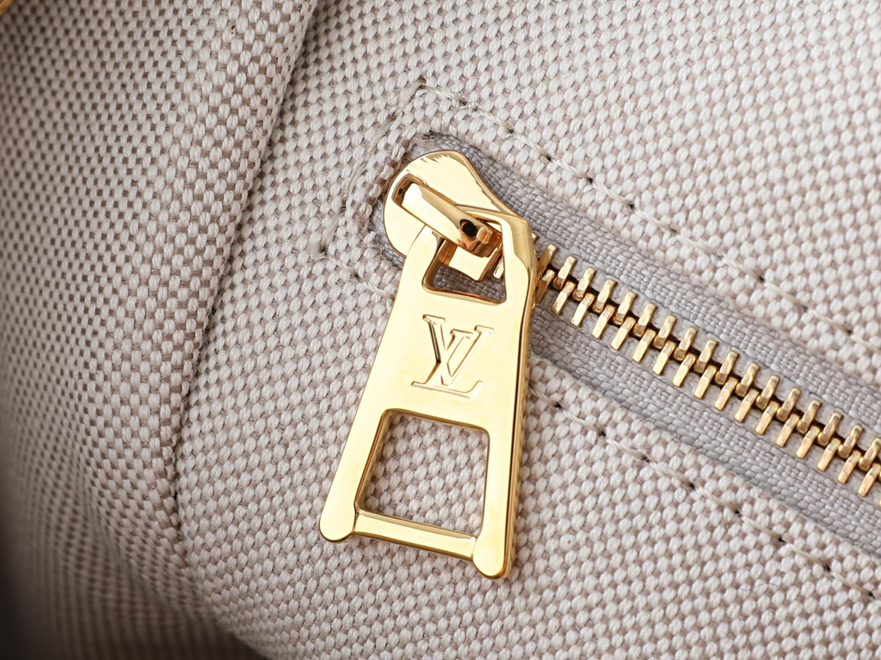 LV OnTheGo PM M2A097 25 x 19 x 11.5 cm
