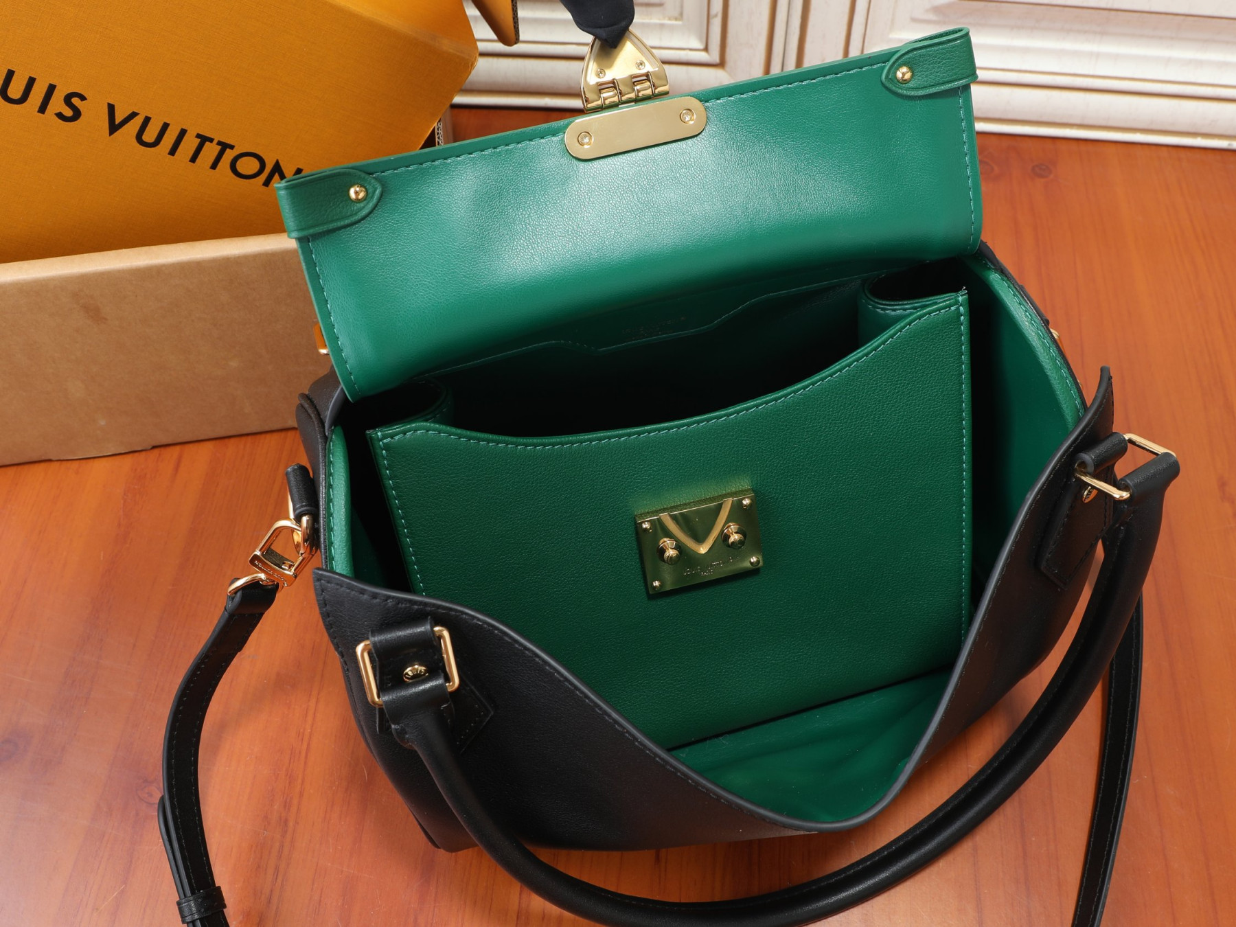 LV Speedpocket bag M3A220 26 x 19 x 16 cm