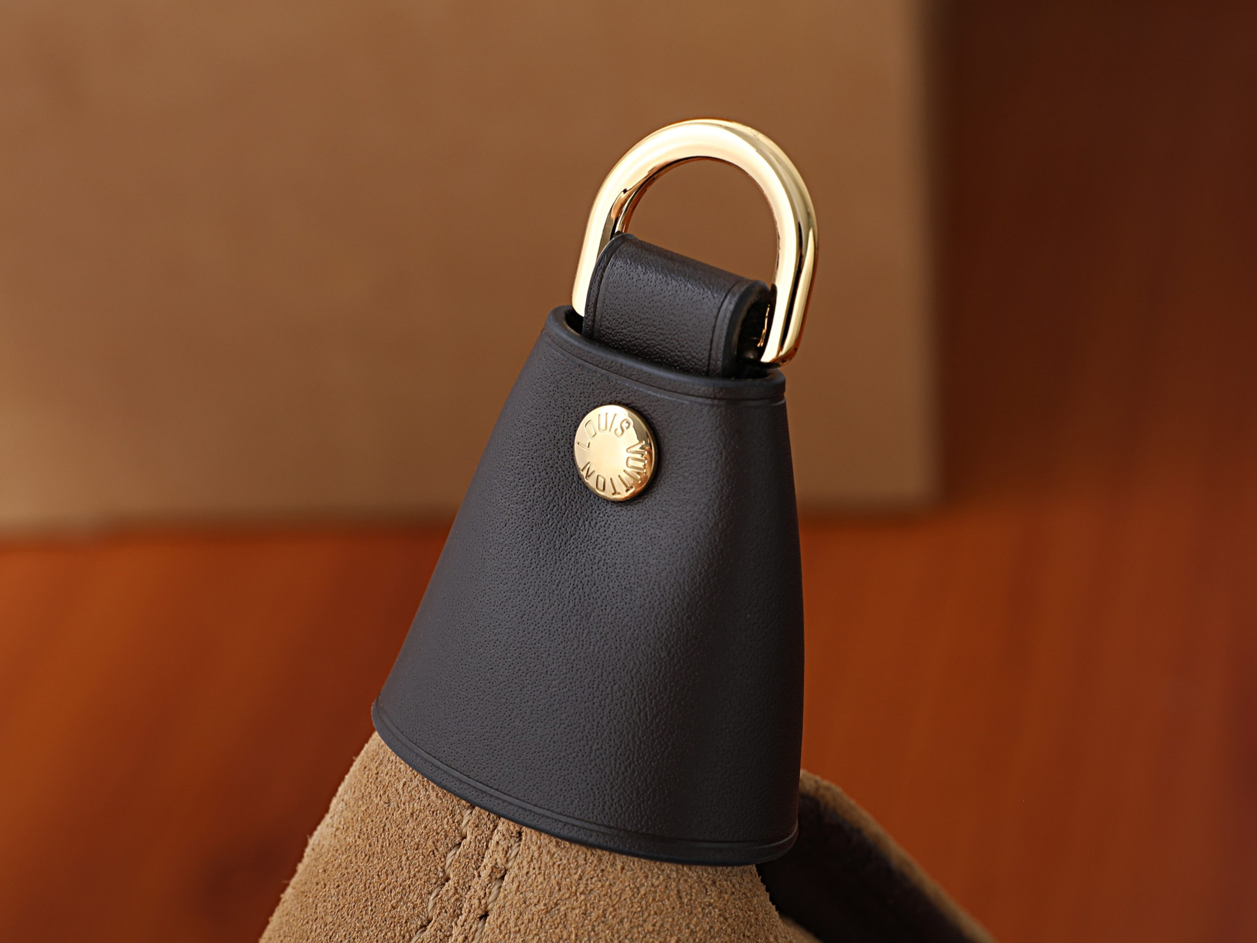 LV Pochette Mia M2A252 22 x 14.5 x 8 cm